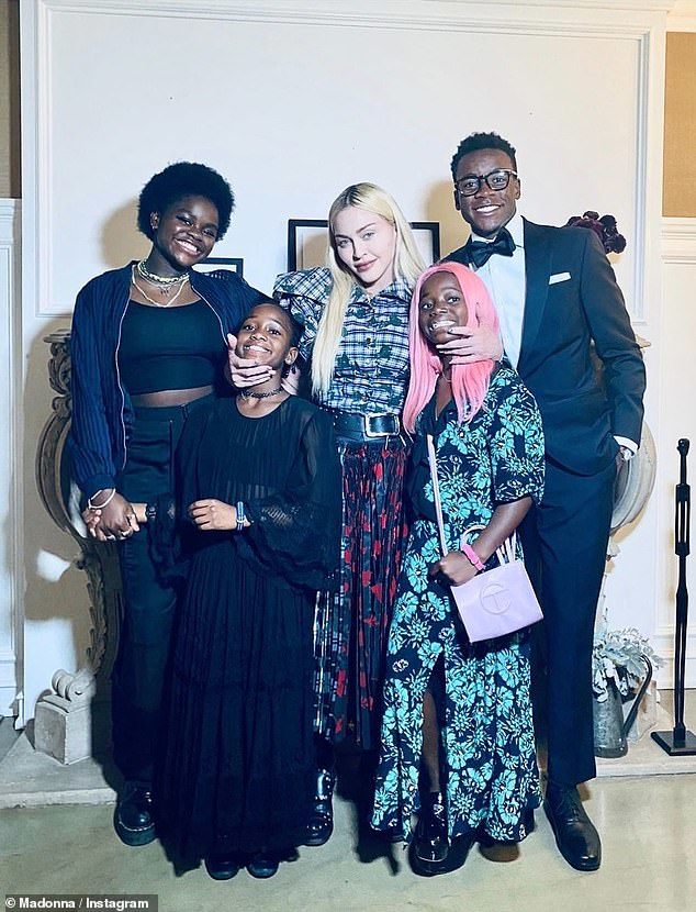 麦当娜年轻时穿白裙子视频,年轻时的麦当娜身材容貌