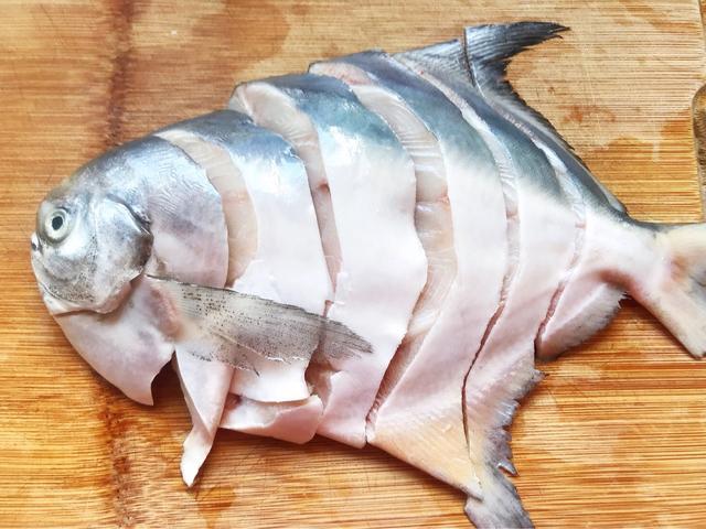 清蒸鱼需要提前用盐料酒腌制吗,清蒸鱼腌鱼的时候要不要放盐