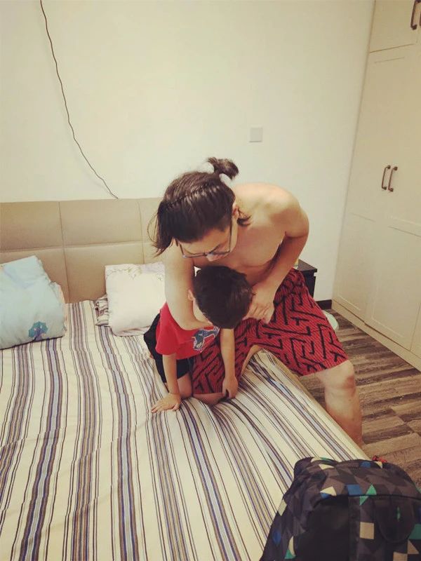 别怪我心狠，谁不是一边心疼着一边逼着他往前走呢？