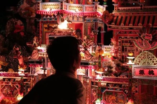 中国人烧给死人的纸扎，登上巴黎设计周，还被法国的博物馆收藏。