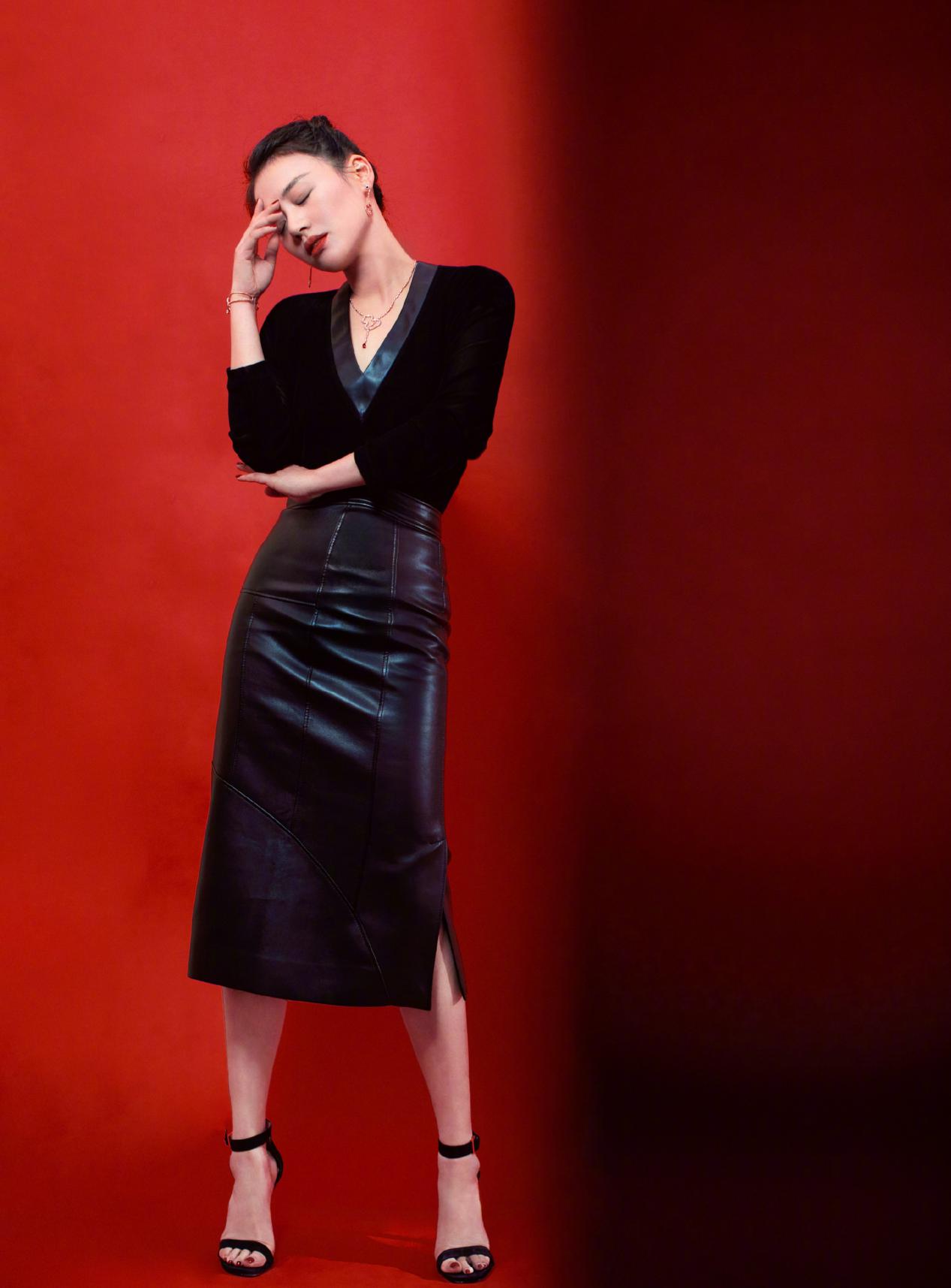 马思纯剧中海边,马思纯穿西装露肩