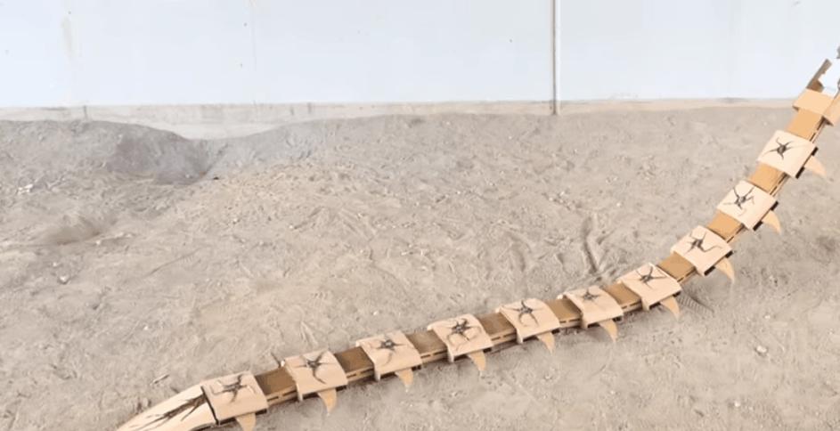 岛国小哥用硬纸板做出动漫神器，灵枪能浮空操纵，这是什么原理？