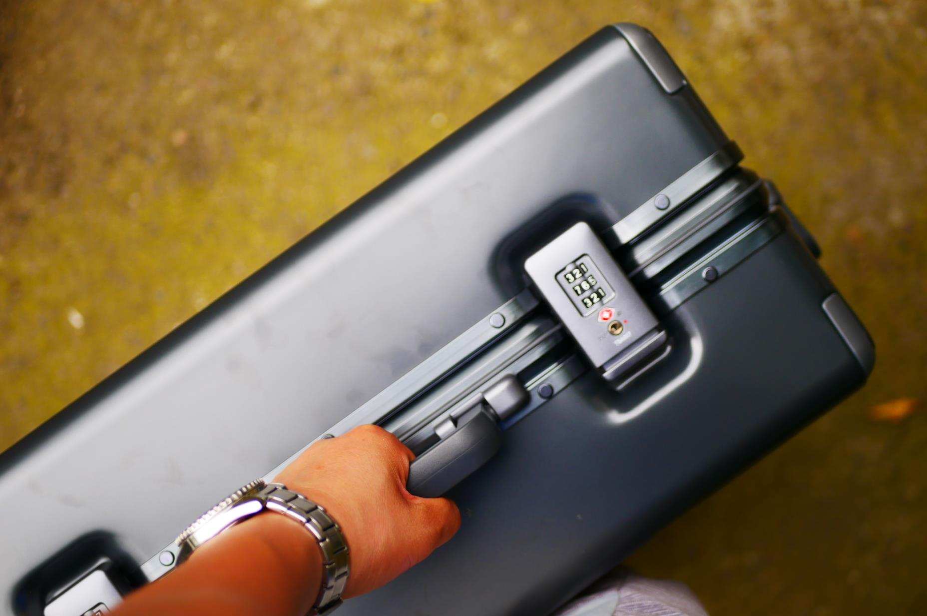 地平线8号20寸登机箱黑色,地平线8号经典系列行李箱测评