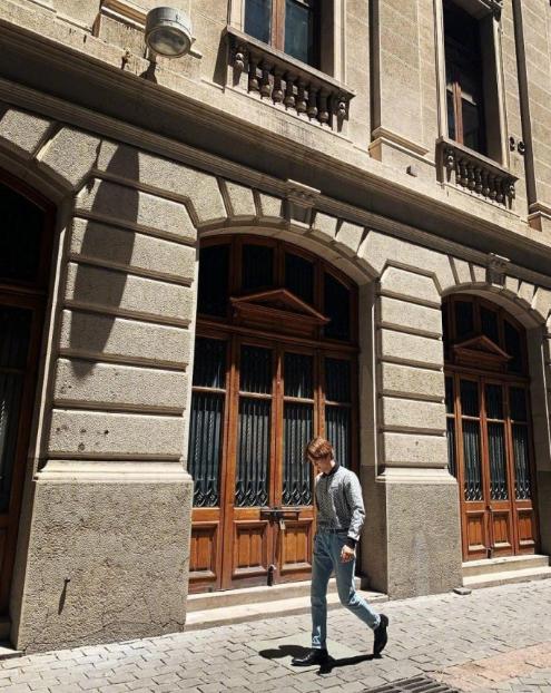 爱他就投其所好，站姐为金俊勉寻找智利彩墙，可惜里兜去了洛杉矶