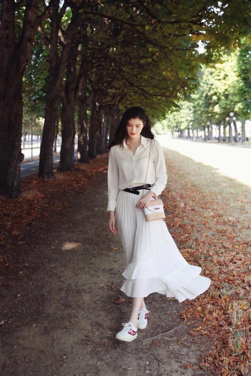 百褶裙今年流行百搭显瘦收腰冬款,版型好的百褶裙配卫衣