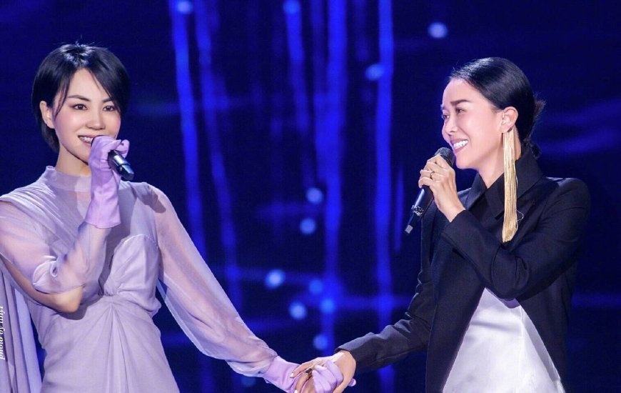 未婚先孕二嫁富豪，恩师偏心王菲说她傻，乐坛一姐那英经历了啥？