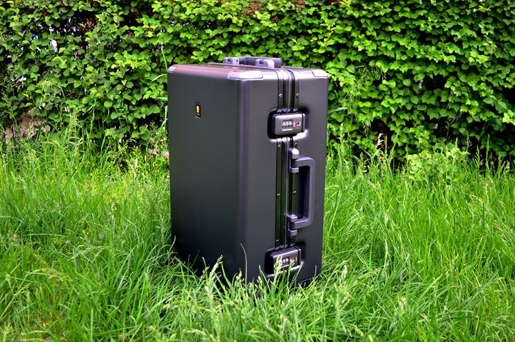 又要值乘了，放下背包拎起皮箱，地平线8号拉杆箱体验