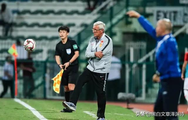 一脚踢走1.5个亿，中国男足把球踢进自家门，里皮辞职回老家