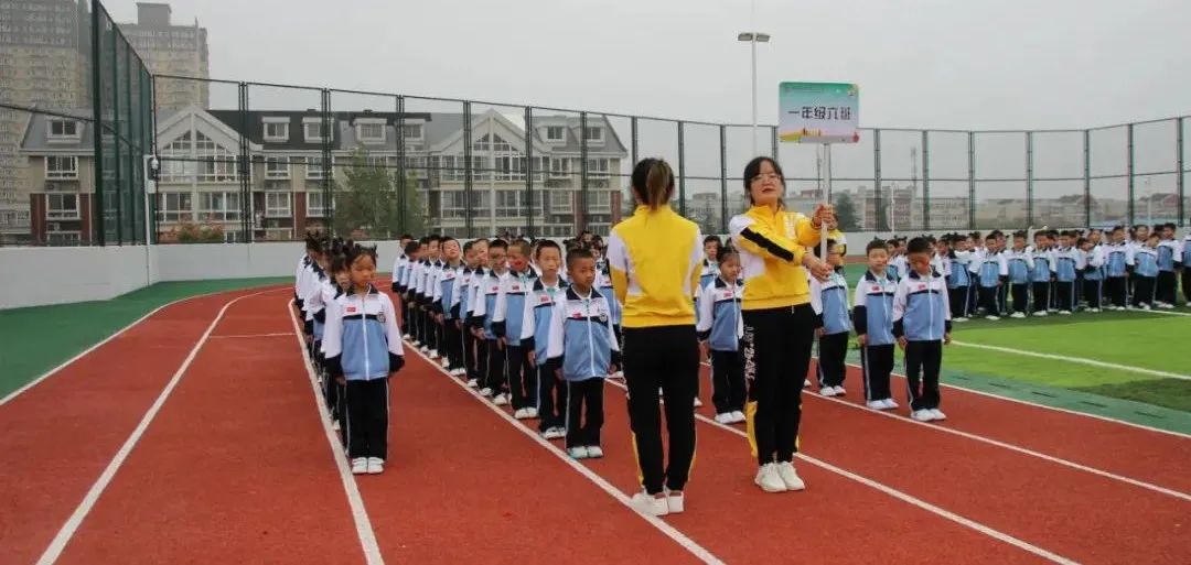 建*党**百年喜迎国庆节——西安经开第二小学队列队形广播*比操**赛