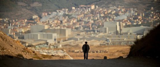 导演拒绝删减任何镜头！片长3小时，生生扯下了理想主义的遮羞布