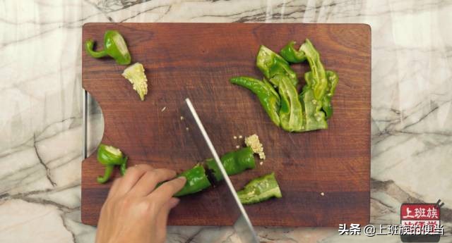 猪大骨和猪肚炖汤,猪大骨家常简单的炖汤过程