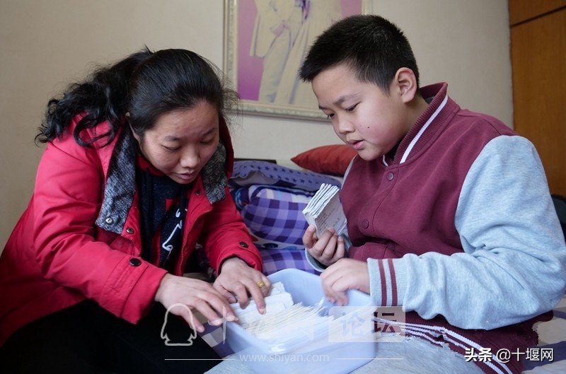 超市小票承载着妈妈的爱！十堰母亲为孩子手抄近千首诗词登央视