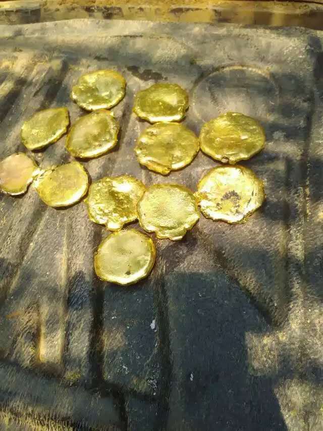 金矿里的黄金是啥样的,从金矿出来的黄金是什么样子的