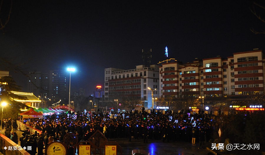 甘肃天水数万民众“上九朝观”祈福纳祥争烧头柱香！（组图）
