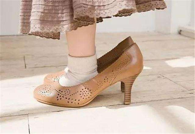 保护孩子脚选什么鞋子,宝宝穿什么鞋子不伤害脚部