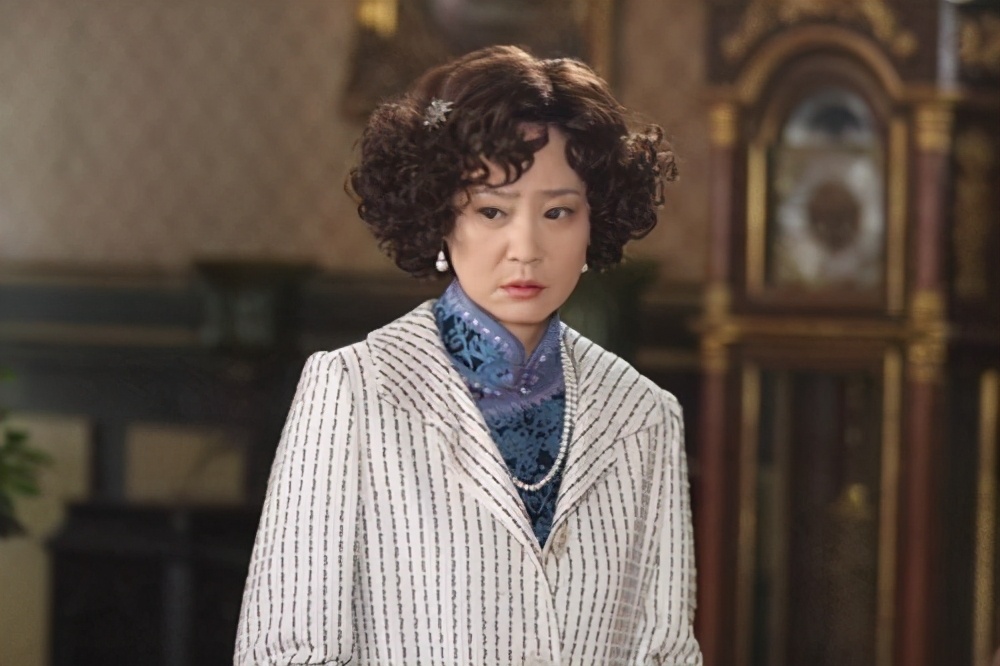 刘雪华黑白搭配的长款外套,刘雪华年轻时穿粉蓝色清装