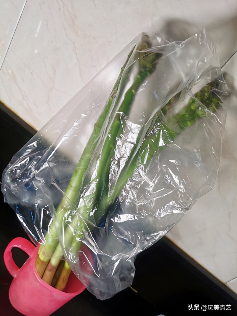 太经典的一道家常菜，每年芦笋一上市，餐桌必有它