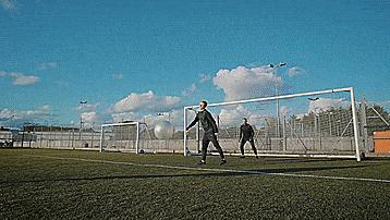 足球守门员基本功,守门员扑队友折射球