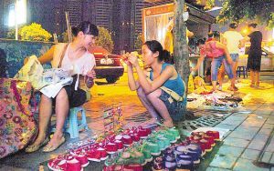 到学校摆摊卖什么东西最赚钱,菜市场摆摊卖老人鞋子赚钱吗