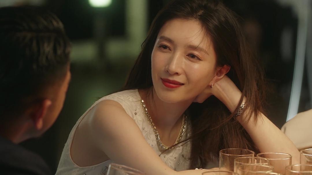 美女坐公务舱,美女经济舱