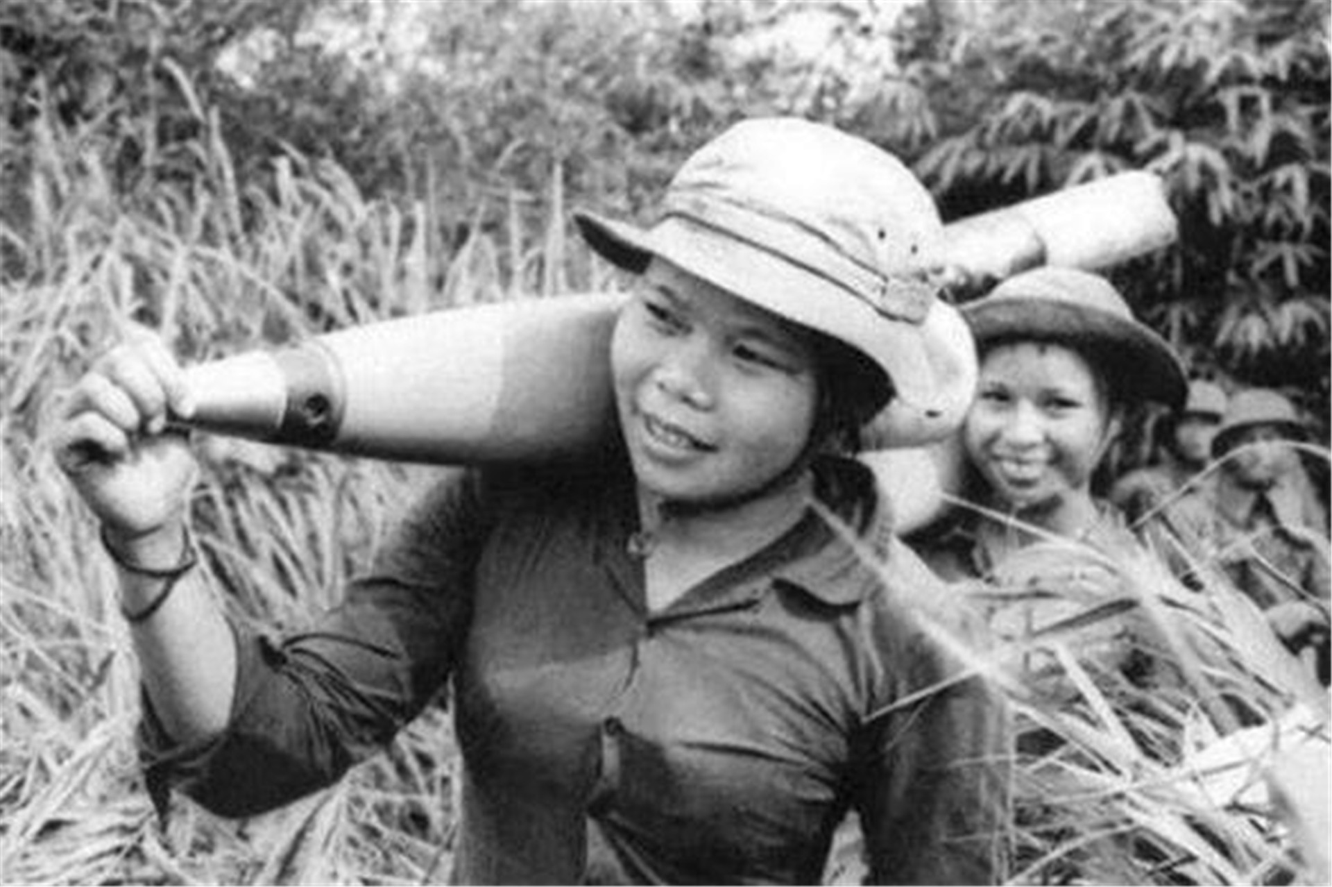 越南女兵被美军用了什么刑,美军如何对待越南俘虏