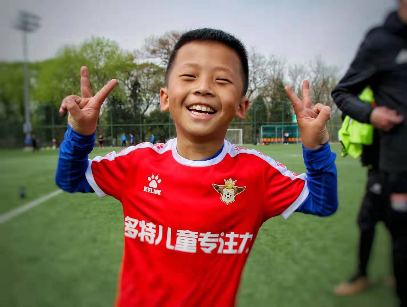 c罗年轻颠球,c罗获得小世界杯奖杯