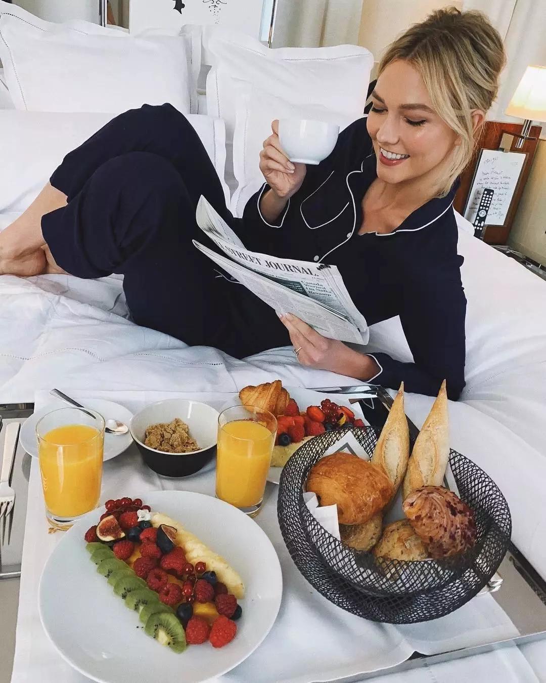 即使不出门也要穿出睡衣的别致,穿睡衣成了一种时尚