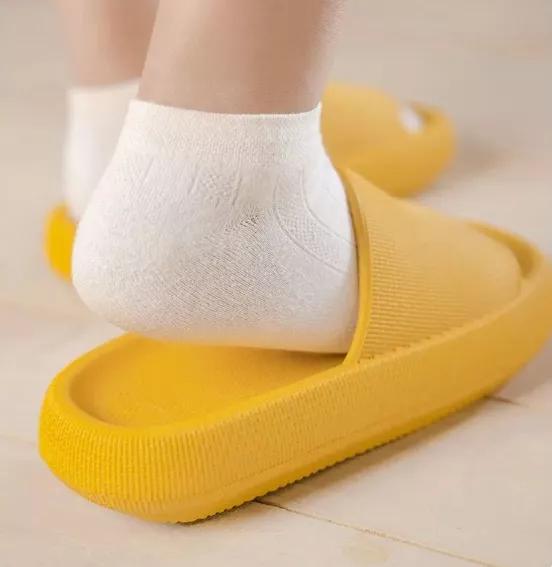 绿色踩屎感软底拖鞋,踩屎感拖鞋和普通拖鞋对比