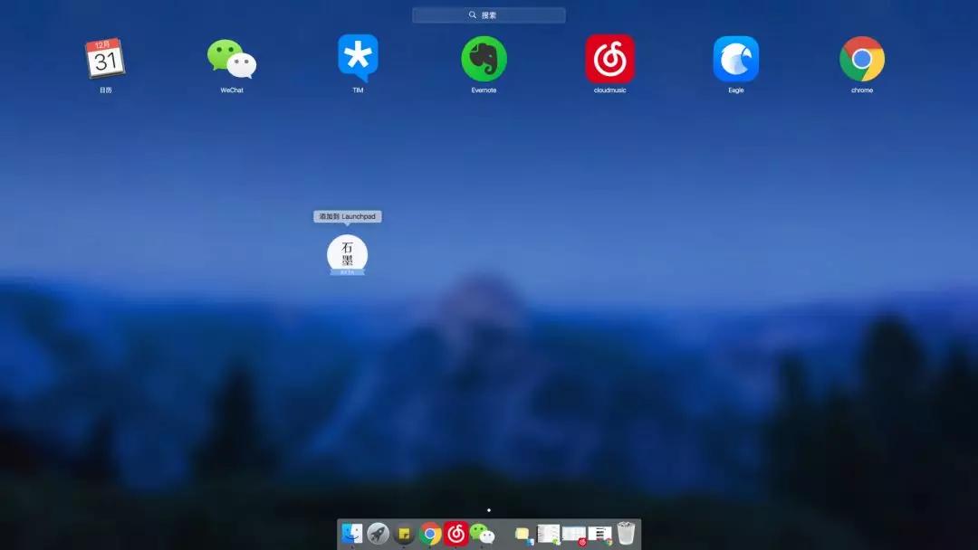 老板看到员工电脑桌面乱七八糟的,新来的同事把电脑桌面换成全家福