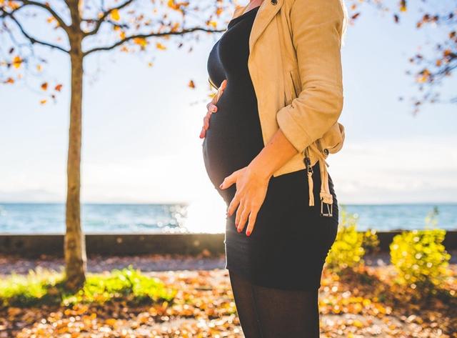 家人严防死守怀孕禁忌，孕妈偷偷“*反造**”，却被老公抓包，太心酸