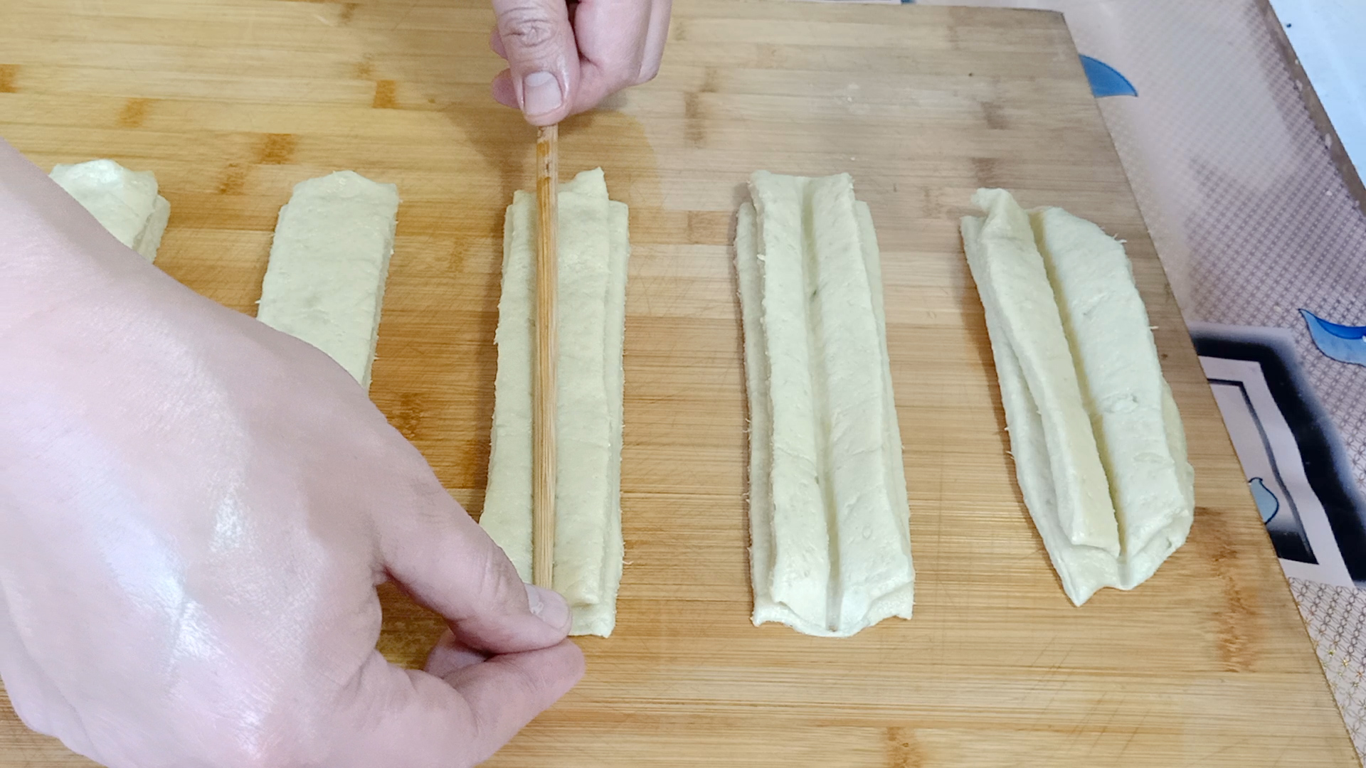 红薯油条的家常两种做法,红薯怎么样做小油条