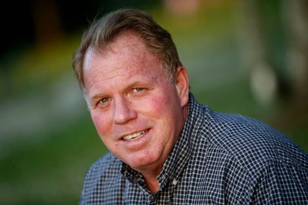 梅根哥哥又惹祸！和梅根替身拍广告，顺走女王王冠，或惹怒王室