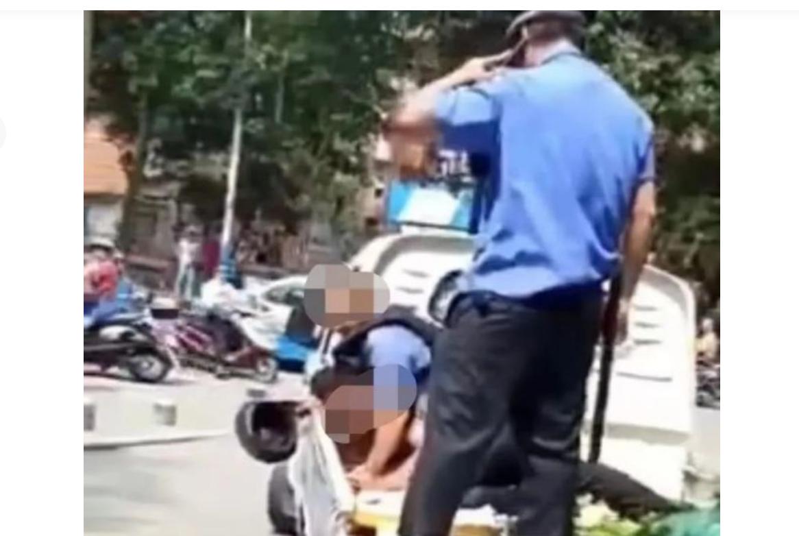 广西一商贩持刀追砍城管队员,广西一小贩持刀追砍城管被抓