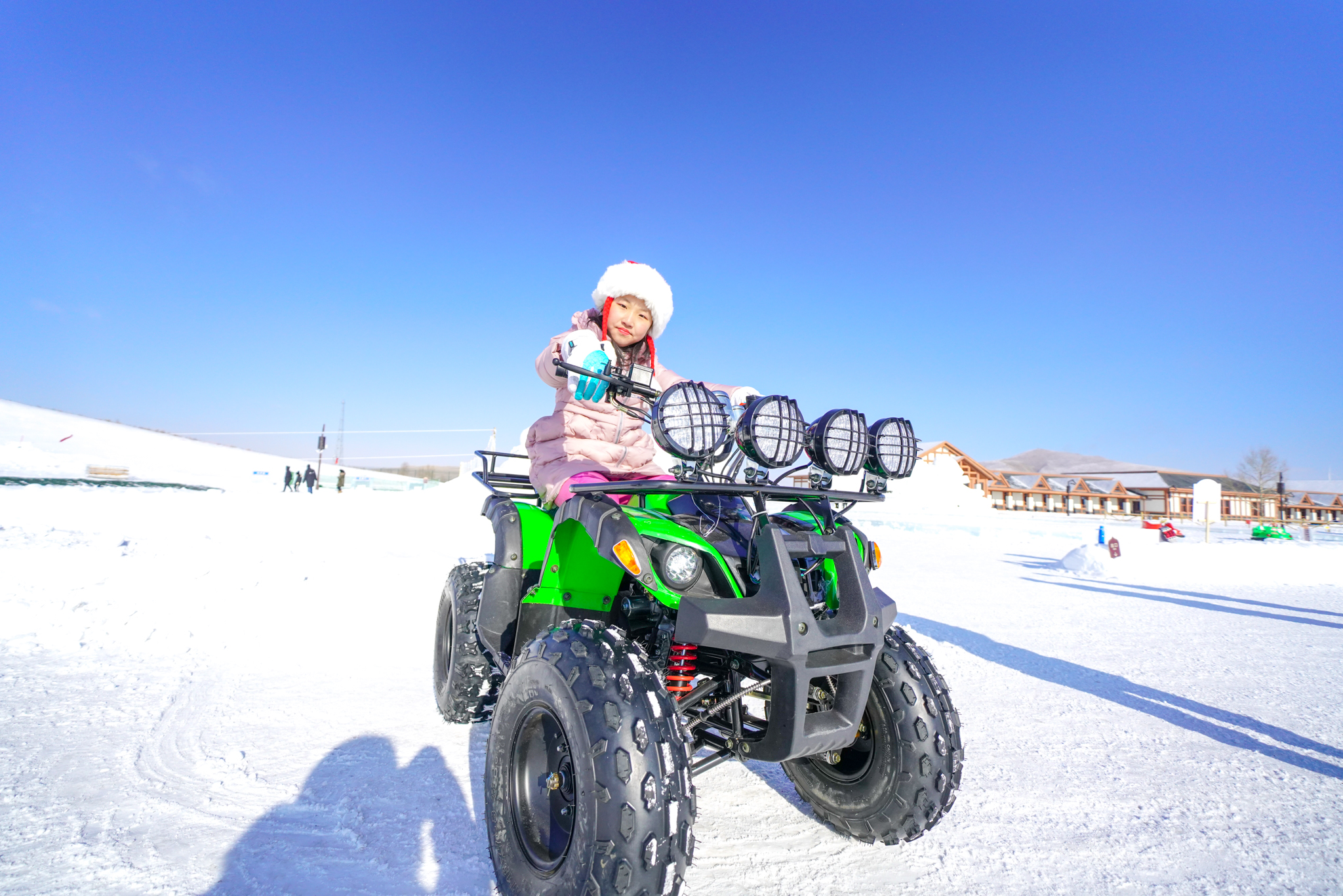 美也声声马鸣，冰雪晶莹！壮哉辽阔草原，新岁康安