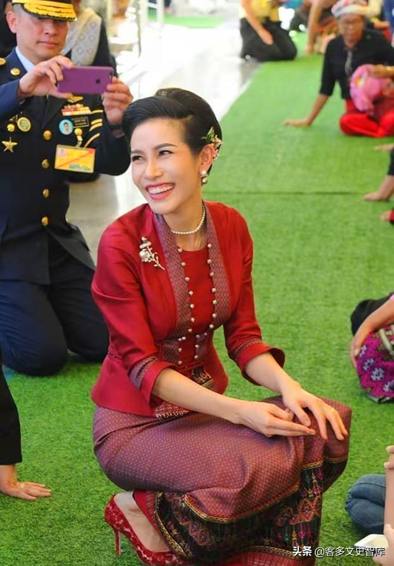 诗妮娜与贵妃拥抱,诗妮娜贵妃入狱前和女儿深情拥抱