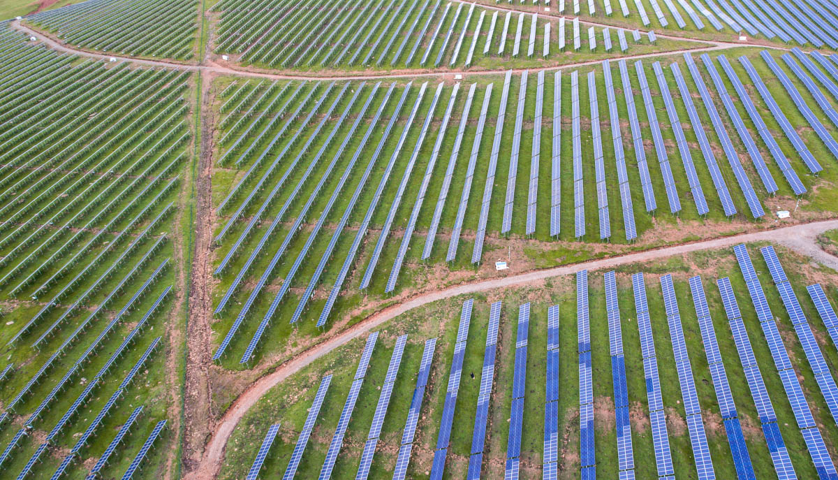 厉害了我的国！*藏西**昌都草原上发现一望无际的牧光互补太阳能基地