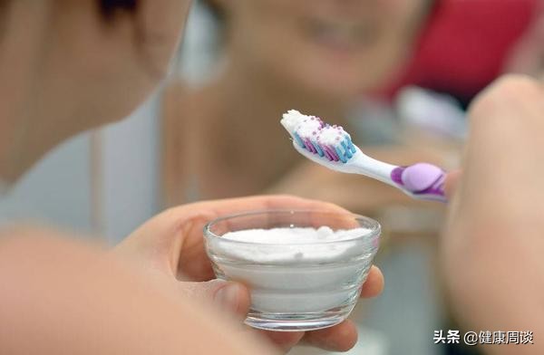 牙齿的黄泥别再用手抠教你一招,牙齿缝凹槽里有黑色的怎么清洗掉