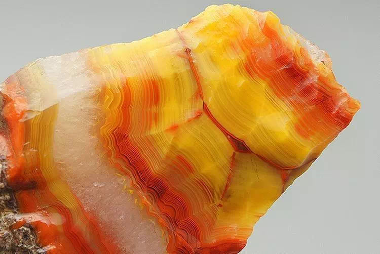 地上捡橄榄石，山上挖“战国红”，走，这个国庆节到河北寻宝去