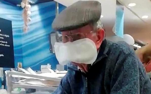 英国大爷用卫生巾当口罩，逛超市众人围观，你大爷还真是你大爷
