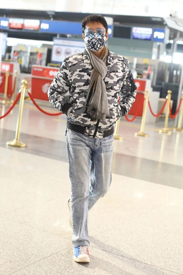 蔡国庆节夹克搭配图片,蔡国庆节春秋土黄色裤子穿搭