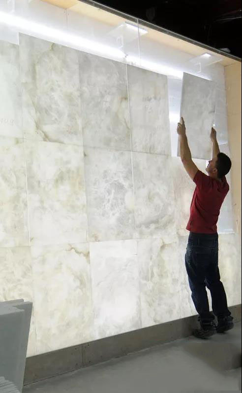 苹果店透光石材工艺,苹果店装修用的什么玻璃