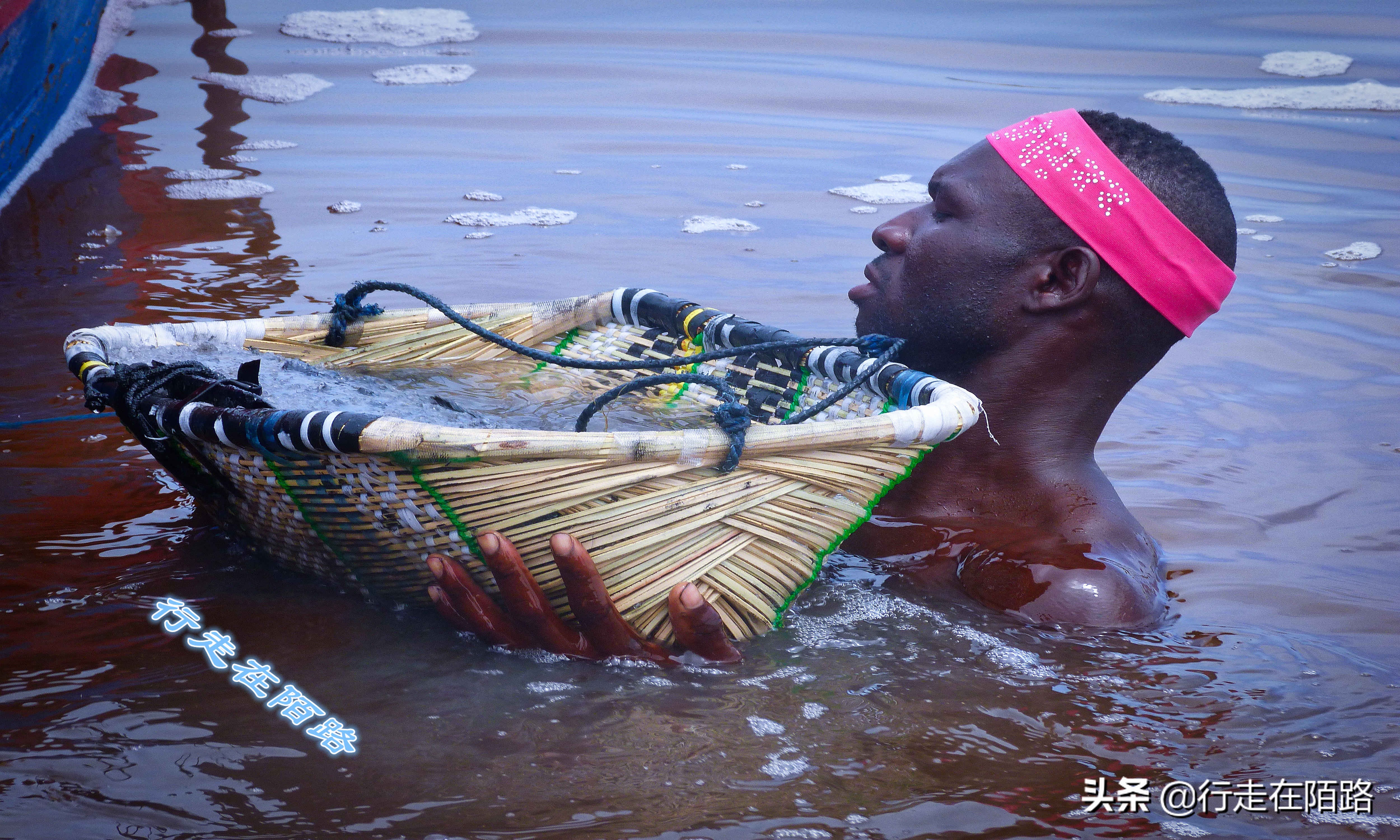 非洲死海：湖深一米采盐直接捞，每升湖水含盐380克