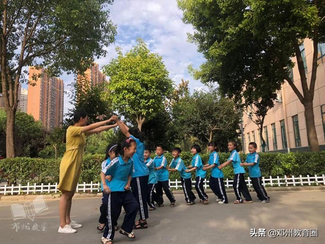 邓州市致远实验学校：桥边观鱼，竹下吟诗！真是师生进校入画来