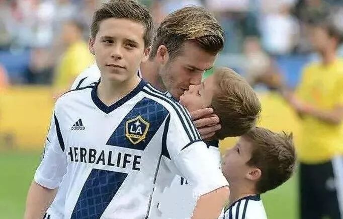 贝克汉姆可以学学黄磊，父爱不用嘴对嘴的亲吻来表达