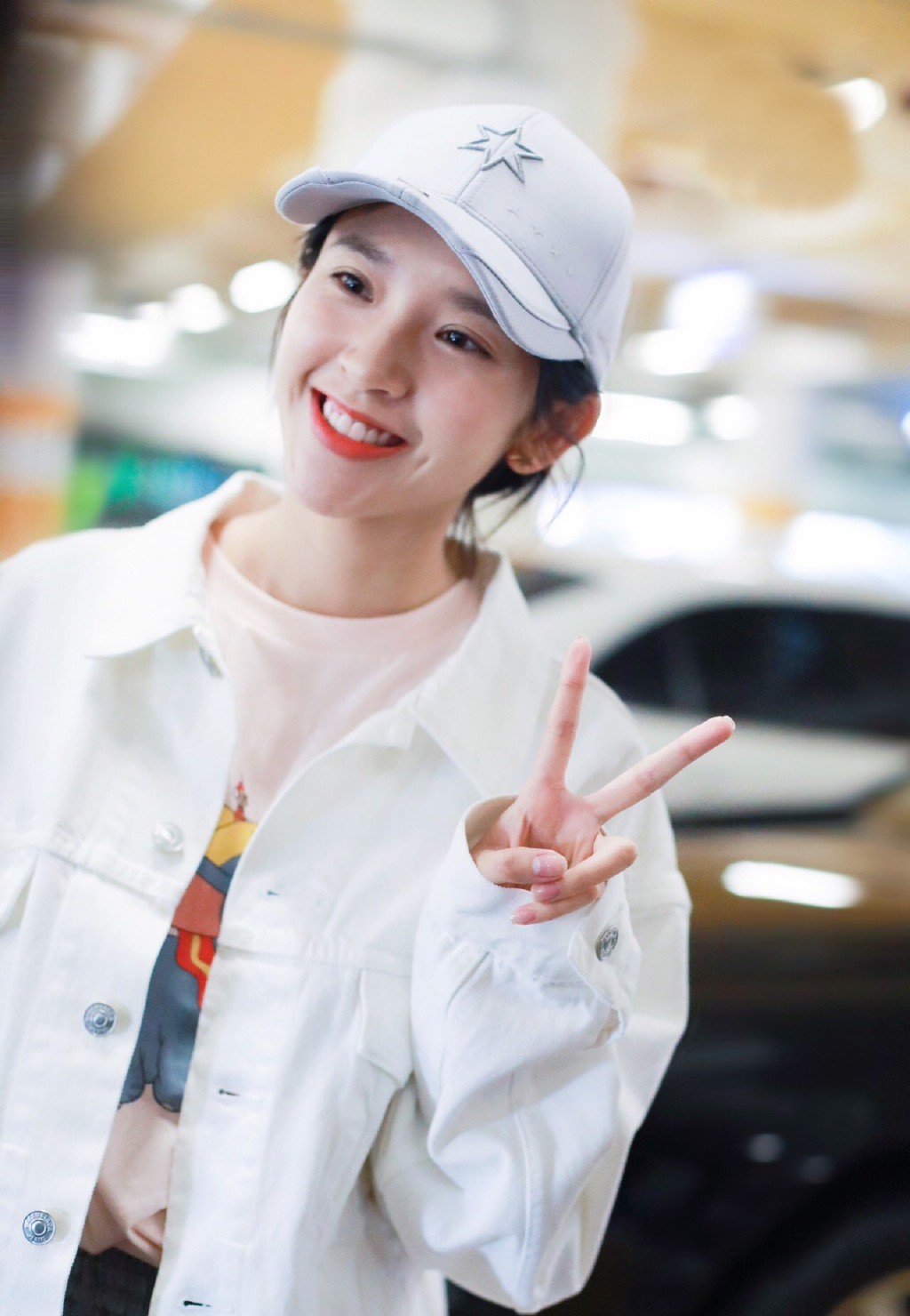 唐艺昕的时尚穿搭已上线黑色长裙,唐艺昕穿吊带裙元气十足