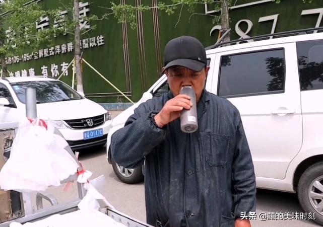 山东大叔在工地卖1元包子，一破三轮半小时卖光，有人一顿吃5个
