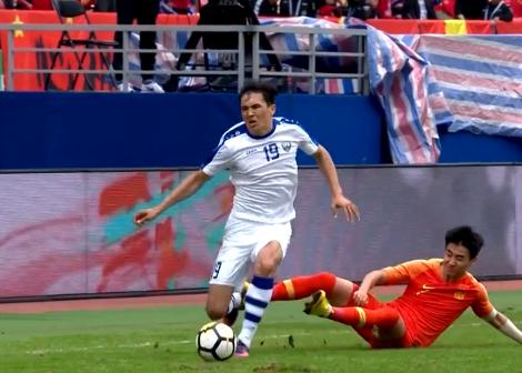 中国0-1乌兹别克：韦世豪铲伤对手致骨折，本想让节奏慢下来！