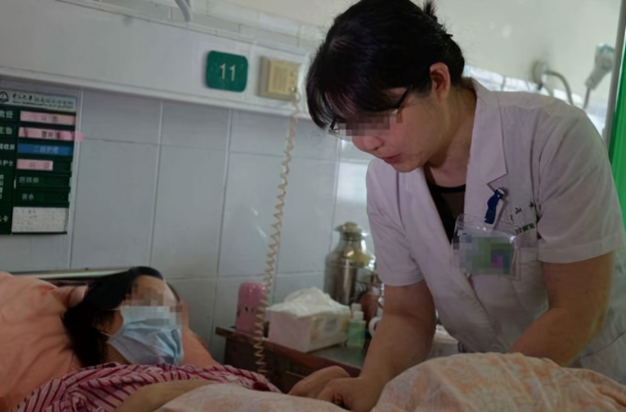 晚上胎儿不停的踢孕妇肚子,宝宝胎动一直踢怎么回事