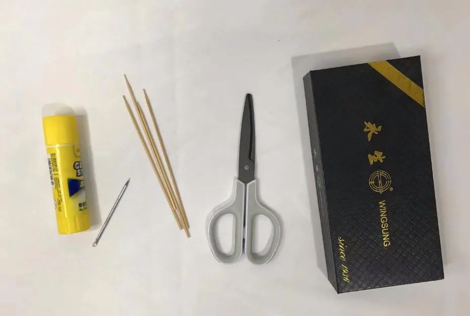 简单的足球小制作,纸盒桌上足球