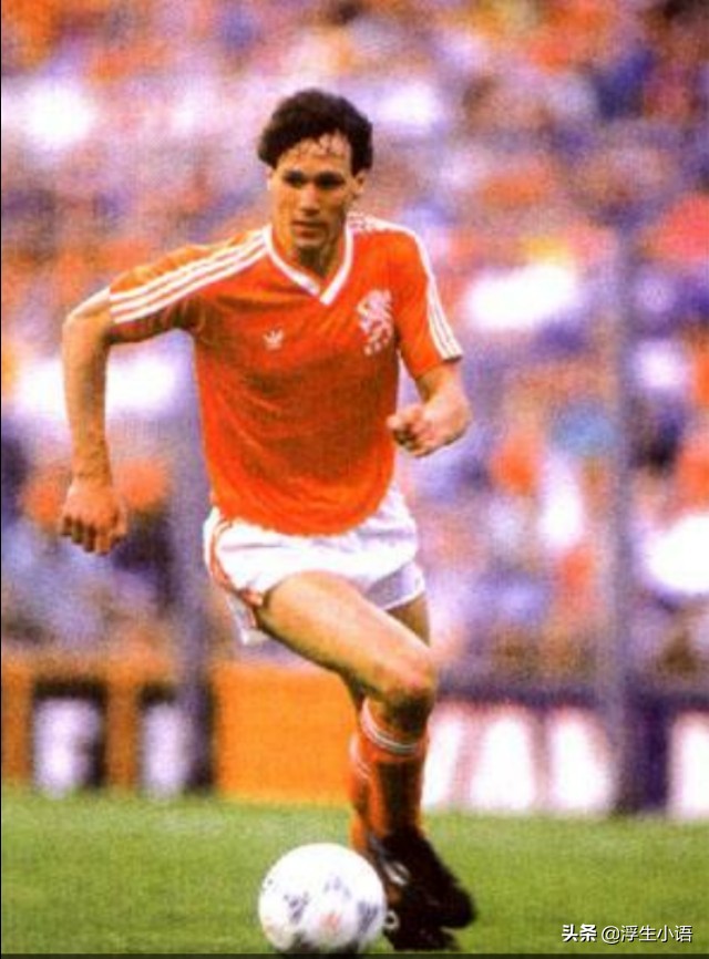 支点中锋踢前腰,足球支点中锋的位置和打法